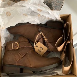 Born - 7 🛍️ NEW WITH BOX brown leather zip up buckle boot bootie western boho